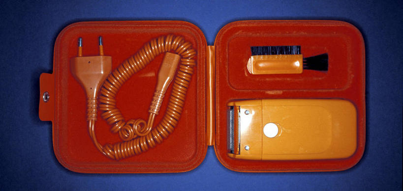 无人,横图,俯视,室内,特写,白天,安全,静物,阴影,蓝色背景,电力,反射,电器,电线,剃须刀,线,影子,插座,电能,线路,一个,红色,箱子,清洁,保险箱,护理,摄影,影棚,单个,电,保护,电源,电源线,刮胡刀,家电,家用电器,剃须,保险,私密,电动剃须刀,能量,插线板,拖线板,电源转换器,排插,仪容,仪表,彩图,高角度拍摄,影棚拍摄,拍摄,小家电