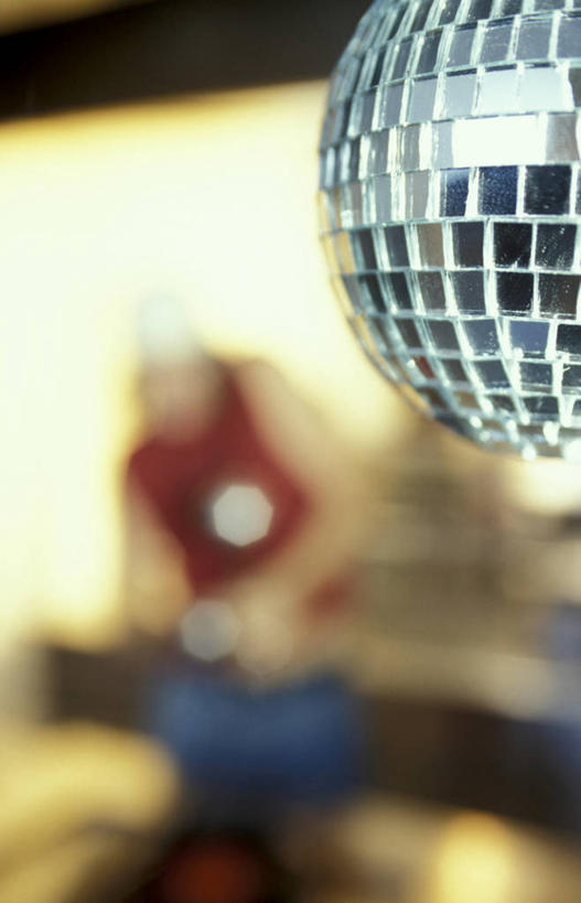 无人,竖图,室内,特写,夜晚,正面,聚会,奢侈,夜生活,照明,朦胧,模糊,灯光,娱乐,灯,灯具,休闲,放松,夜店,照亮,照明设备,夜总会,迪斯科球,迪斯科灯,镜面球,镜球,舞厅球,彩图