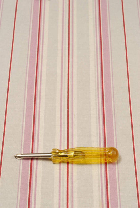 无人,竖图,俯视,室内,特写,白天,静物,金属制品,一把,连接,阴影,组合,反射,金属,工具,影子,黄色,螺丝刀,起子,链接,五金,紧固,拼接,拼凑,拼合,凑集,聚合,撮合,链结,牢固,改锥,彩图,高角度拍摄