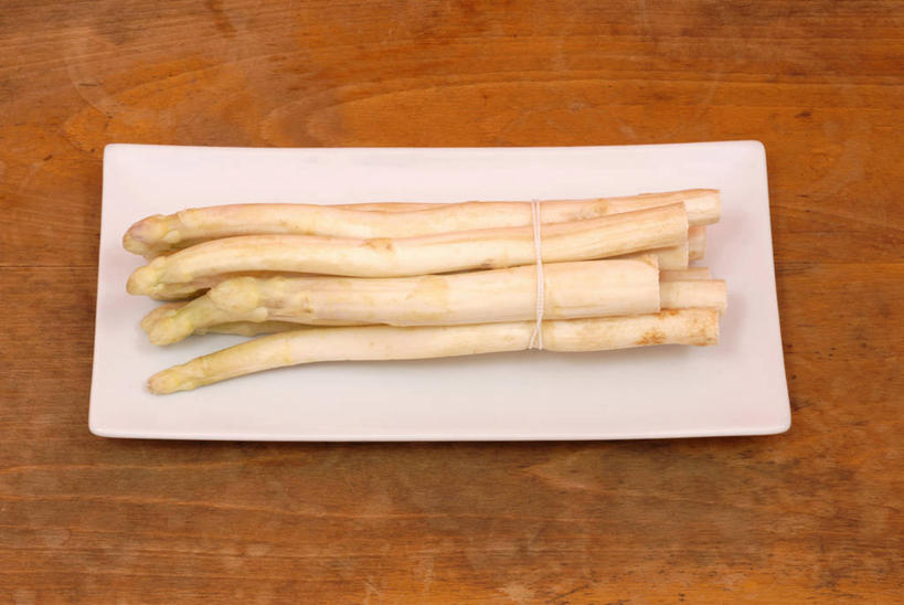 无人,横图,俯视,室内,特写,白天,桌面,桌子,芦笋,蔬菜,餐具,一排,许多,阴影,新鲜,整齐,反射,木制,碟子,盘,影子,木桌,白芦笋,食品,很多,食物,排列,一个,盘子,木制品,碟,有机食品,绿色食品,单个,队列,猪尾巴,药鸡豆子,石刁柏,蚂蚁杆,龙须菜,狼尾巴根,彩图,高角度拍摄,木桌子