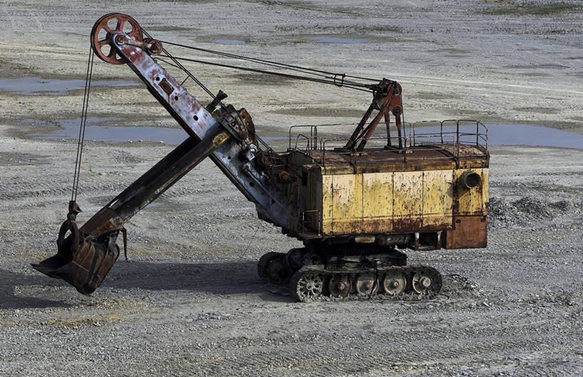 无人,横图,室外,白天,正面,石头,汽车,一辆,石子,车,建筑工地,交通工具,机械,工程车,挖掘机,载具,挖土机,地盘,建筑地盘,施工地盘,交通运输,农用机械,石块,岩石,彩图,工地