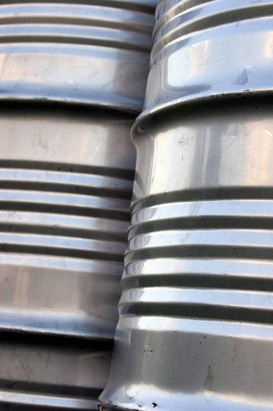 无人,竖图,室外,特写,白天,正面,静物,金属制品,阴影,反射,金属,桶,影子,两个,容器,储藏,塑料桶,储存,彩图,贮存,油桶