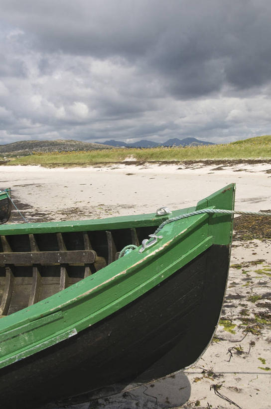 无人,公园,竖图,室外,白天,正面,旅游,度假,草地,草坪,美景,沙滩,植物,船,爱尔兰,欧洲,阴影,光线,沙子,影子,海岸,景观,云,云朵,木船,沙地,云彩,娱乐,草,蓝色,绿色,白云,蓝天,天空,阳光,自然,交通工具,天,享受,休闲,景色,放松,晴朗,舟,国家公园,西欧,自然风光,载具,爱尔兰共和国,戈尔韦,康诺特省,康尼马拉国家公园,高威郡,戈尔韦郡,海滩,晴空,彩图,高威,郡治