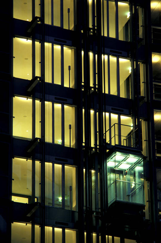 无人,高楼大厦,竖图,室外,夜晚,仰视,办公楼,窗户,大厦,建筑,摩天大楼,写字楼,阴影,光线,影子,墙,灯光,玻璃窗,墙壁,墙面,楼宇,商务楼,彩图,低角度拍摄,大楼,高层建筑,高楼,摩天楼