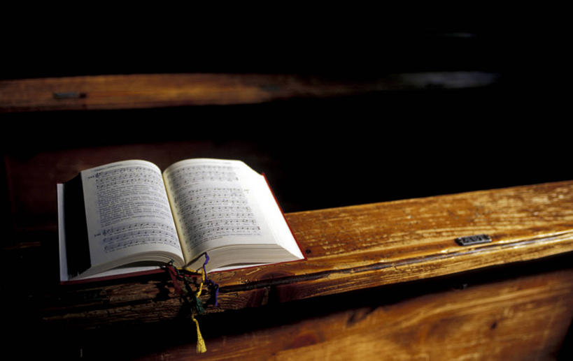 无人,教堂,横图,俯视,室内,特写,白天,静物,书籍,椅子,一本,阴影,节日,反射,影子,木椅,圣经,文化,书本,打开,翻开,祈祷,健康,许愿,宗教,信仰,纪念,祈求,经书,信念,掀开,平安,书,图书,彩图,高角度拍摄,大教堂,礼拜堂,耶经