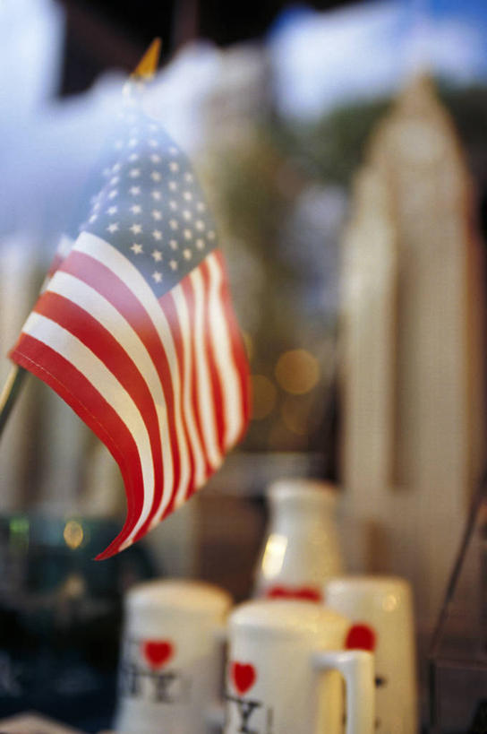 无人,竖图,室外,特写,白天,正面,窗户,落地窗,橱窗,旗帜,国旗,一面,朦胧,模糊,星条旗,玻璃窗,纪念品,美国国旗,纪念,留念,怀念,玻璃橱窗,记念,旗,彩图,美利坚合众国国旗