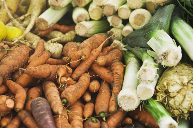 无人,横图,俯视,室内,特写,白天,萝卜,胡萝卜,蔬菜,一堆,许多,阴影,堆叠,堆积,新鲜,反射,影子,韭菜,食品,很多,食物,有机食品,绿色食品,堆,黄萝卜,番萝卜,起阳草,韭,山韭,长生韭,红萝卜,甘荀,彩图,高角度拍摄,丁香萝卜,胡芦菔金,金笋