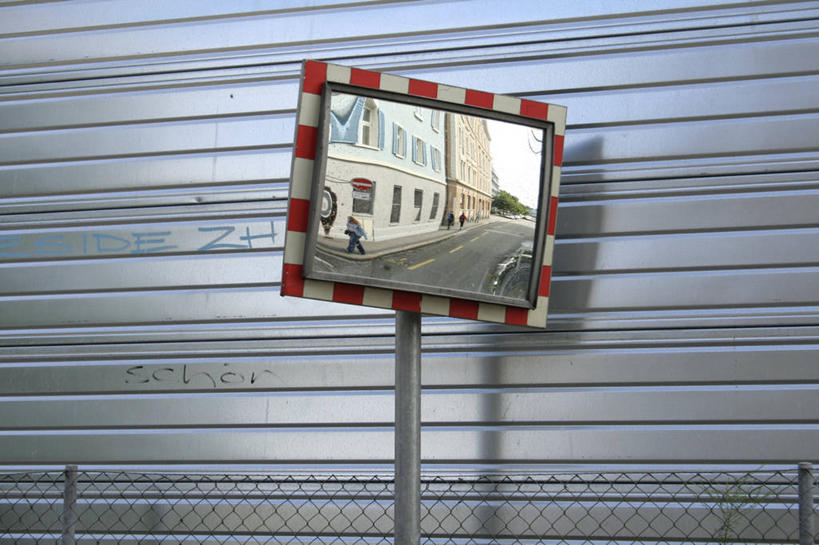 无人,横图,室外,白天,正面,安全,镜子,门,道路,路,公路,阴影,反射,影子,分界线,反光镜,停车线,交通,门框,卷帘门,车行道,车行道分界线,镜像,生命,镜面,标线,车行线,光学,凸面镜,马路,彩图,广角镜