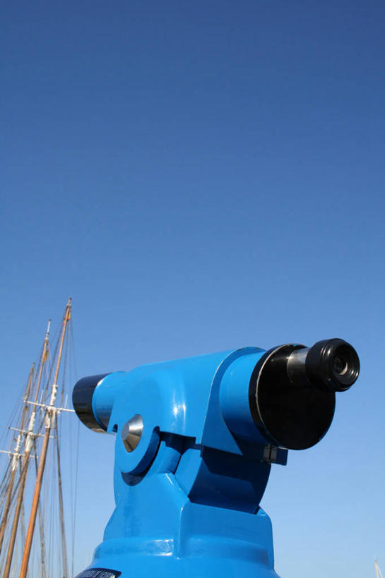 帆船,无人,竖图,室外,特写,白天,仰视,仪器,科技,船,眺望,阴影,检查,研究,反射,分析,光线,科学,望远镜,影子,蓝色,蓝天,天空,阳光,交通工具,天,观察,清晰,探索,放大,晴朗,观看,仔细,科研,科学技术,瞭望,聚焦,关注,载具,远视镜,瞭望镜,万里无云,光学,清楚,双筒镜,双筒望远镜,帆樯,桅竿,晴空,晴空万里,彩图,低角度拍摄,帆柱,光学仪器,千里镜