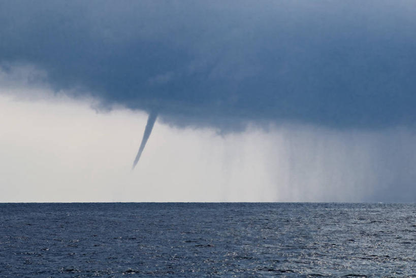 无人,横图,室外,白天,正面,海浪,海洋,美景,龙卷风,景观,浪花,水平线,乌云,云,阴天,云朵,辽阔,海平线,云彩,旋转,天空,自然,海水,天,广阔,景色,一望无际,昏暗,威胁,阴沉,灾难,自然风光,海景,无边无际,一马平川,危险,大海,风浪,海,海水的波动,近岸浪,涌浪,彩图,水天相接,水天一线