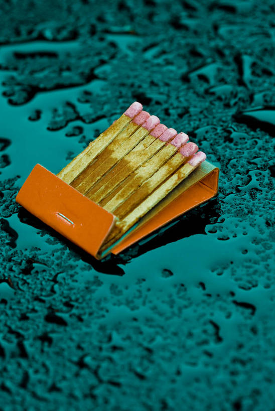 无人,竖图,俯视,室内,特写,白天,水,许多,阴影,朦胧,模糊,反射,火柴,液体,影子,纸盒,水滴,很多,盒子,火柴盒,蓝色,包装盒,容器,储藏,洋火,储存,火柴梗,取火工具,彩图,高角度拍摄,贮存