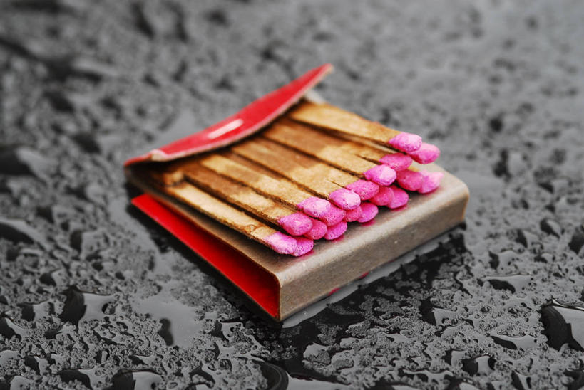 无人,横图,俯视,室内,特写,白天,水,许多,阴影,朦胧,模糊,反射,火柴,液体,影子,纸盒,水滴,很多,盒子,火柴盒,粉色,包装盒,容器,储藏,洋火,储存,火柴梗,取火工具,彩图,高角度拍摄,贮存