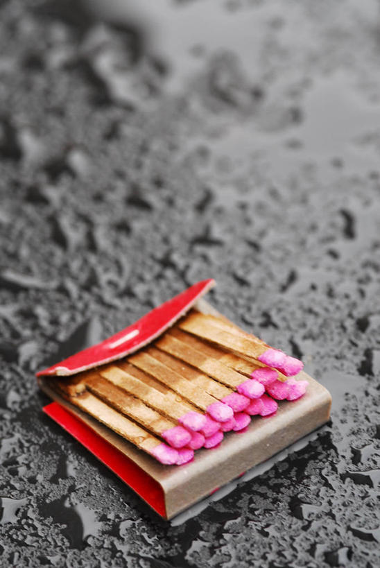 无人,竖图,俯视,室内,特写,白天,水,许多,阴影,朦胧,模糊,反射,火柴,液体,影子,纸盒,水滴,很多,盒子,火柴盒,粉色,包装盒,容器,储藏,洋火,储存,火柴梗,取火工具,彩图,高角度拍摄,贮存