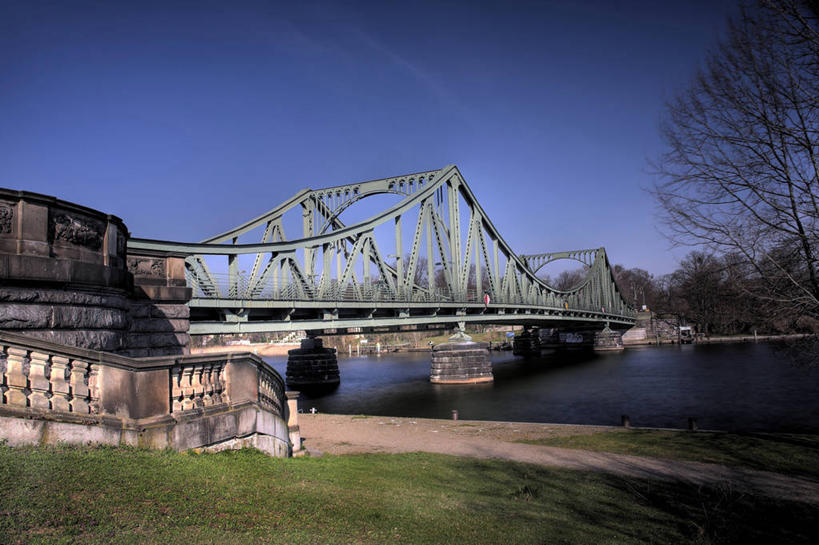 无人,横图,室外,白天,正面,旅游,度假,草地,草坪,河流,美景,树林,水,植物,大桥,立交桥,桥梁,德国,欧洲,阴影,光线,影子,河水,景观,水流,高架,斜拉桥,桥,娱乐,草,树,树木,蓝色,绿色,蓝天,天空,阳光,自然,天,享受,休闲,景色,放松,生长,晴朗,成长,西欧,自然风光,万里无云,德意志联邦共和国,首府,勃兰登堡,勃兰登堡州,波茨坦,晴空,晴空万里,彩图