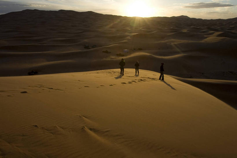 西方人,三个人,伙伴,朋友,横图,室外,白天,旅游,度假,友谊,合作,团队,美景,沙漠,太阳,欧洲,非洲,摩洛哥,黑人,欧洲人,脚印,阴影,光线,纹路,纹理,影子,景观,云,云朵,云彩,娱乐,背面,蓝色,白云,蓝天,天空,阳光,自然,天,享受,休闲,景色,放松,战略,晴朗,足迹,自然风光,肌理,联合,合谋,行踪,脚迹,阿非利加洲,摩洛哥王国,配合,协作,男人,男性,年轻男性,非洲人,大漠,砂漠,晴空,彩图,全身,撒哈拉沙丘