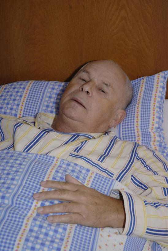 西方人,一个人,病人,躺,竖图,室内,白天,正面,床,靠垫,卧室,欧洲,欧洲人,仅一个男性,仅一个人,阴影,睡衣,服装,反射,影子,床单,靠枕,注视,被子,衣服,垫子,枕头,观察,看,仅一个老年男性,搭,服饰,单人床,观看,察看,疾病,被单,衣着,穿着,搭着,关注,痛苦,病患,家居服,寝衣,衣饰,卧着,老年男性,男人,男性,白种人,患者,就医者,躺着,卧,半身,彩图,睡房,卧房