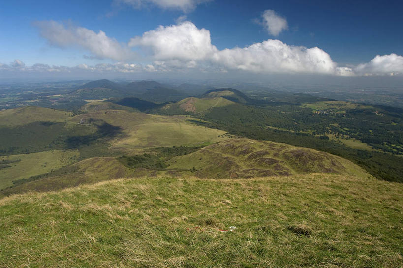 无人,农田,横图,室外,白天,正面,旅游,度假,庄稼,农作物,草地,草坪,美景,山,山脉,植物,法国,欧洲,阴影,光线,影子,景观,山峰,云,云朵,山峦,云彩,娱乐,草,蓝色,绿色,白云,蓝天,天空,阳光,自然,群山,天,享受,休闲,景色,放松,晴朗,西欧,法兰西,自然风光,法兰西共和国,法兰西第五共和国,奥弗涅,奥弗涅大区,晴空,彩图,耕地,庄稼田