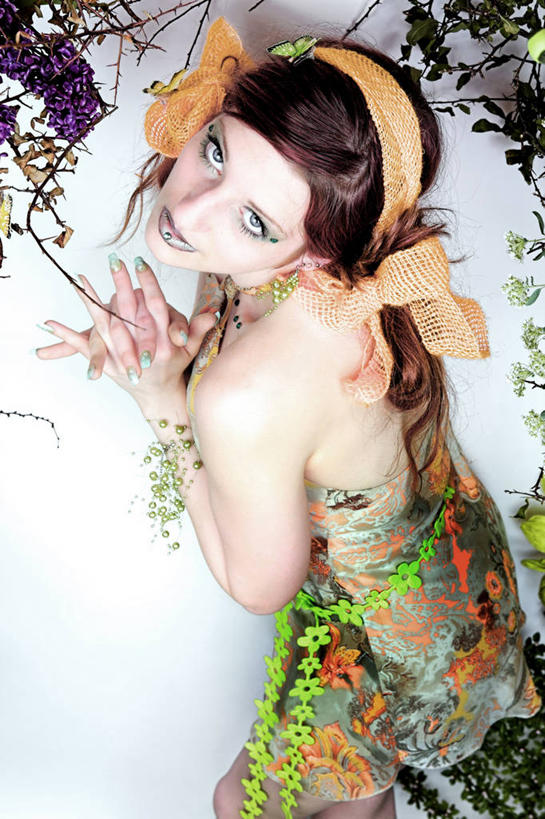 东方人,一个人,站,竖图,室内,白天,白色背景,侧面,幸福,神秘,紫罗兰,亚洲,仅一个年轻女性,仅一个女性,仅一个人,阴影,装饰,盛开,反射,头饰,影子,清凉,花蕾,扭头,注视,黄种人,花,花瓣,花朵,鲜花,发箍,发饰,饰品,夏天,花苞,花蕊,观察,看,站着,转头,搭,摄影,影棚,头箍,观看,华丽,修饰,仙女,点缀,察看,搭着,关注,发卡,光辉,配饰,永恒,衬托,美观,雅致,雅观,质朴,初恋,美德,愁绪,愁怨,华北紫丁香,龙梢子,精灵,尤物,百结,丁香,情客,紫丁香,年轻女性,女人,女性,亚洲人,草紫罗兰,草桂花,站立,半身,彩图,影棚拍摄,拍摄,佳丽,丽人,美人