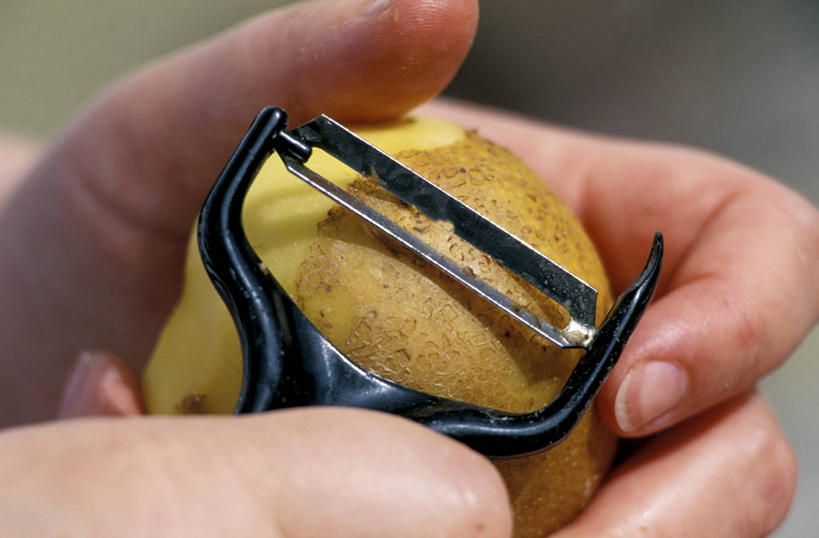 东方人,手,一个人,横图,室内,特写,白天,正面,蔬菜,土豆,金属制品,亚洲,双手,仅一个男性,仅一个人,握,阴影,新鲜,反射,金属,工具,影子,食品,刀具,黄种人,食物,仅一个年轻男性,一个,刀,手部,握着,有机食品,绿色食品,单个,馍馍蛋,削皮刀,男人,男性,年轻男性,亚洲人,洋芋,山药蛋,马铃薯,半身,彩图,去皮刀