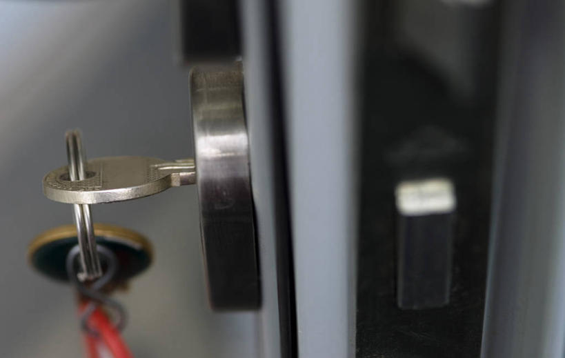 无人,横图,俯视,室内,特写,白天,安全,门,静物,连接,阴影,朦胧,模糊,装饰,反射,影子,防护,钥匙,钥匙圈,两把,门框,保护,华丽,修饰,点缀,开启,封闭,钥匙链,保险,私密,钥匙扣,保全,周全,安稳,安定,防盗,衬托,美观,雅致,雅观,贯穿,连结,衔接,串连,平安,彩图,高角度拍摄,锁匙扣,钥匙挂