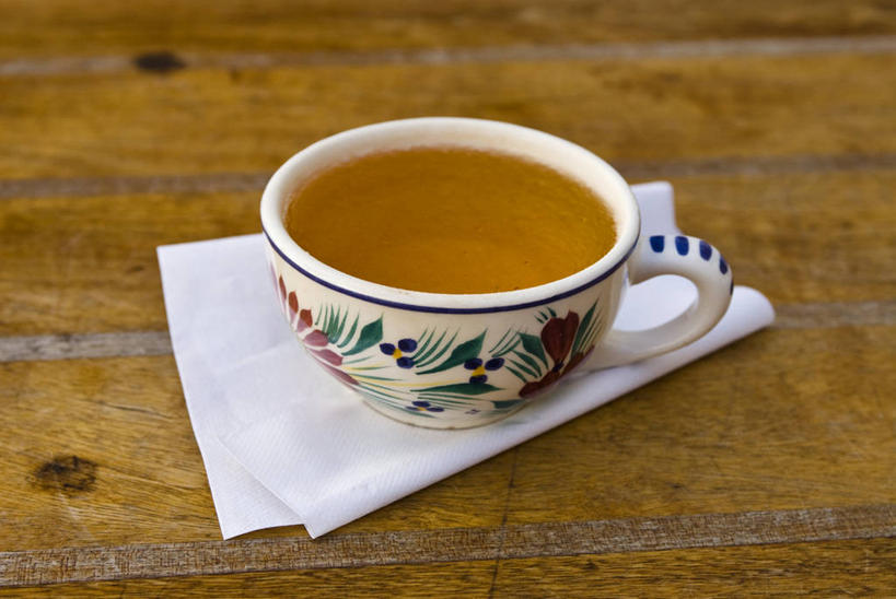 无人,横图,俯视,室内,特写,白天,桌面,桌子,杯子,阴影,反射,木制,影子,陶瓷,木桌,陶瓷制品,酒类,酒,饮料,一个,餐巾,马克杯,木制品,水杯,单个,果酒,苹果酒,保洁方巾,口布,彩图,高角度拍摄,木桌子