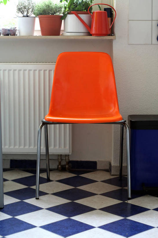 无人,竖图,室内,白天,正面,植物,窗户,椅子,一把,阴影,反射,瓷砖,地砖,电器,方格,格子,盆栽,影子,塑料,墙,盆景,取暖器,地面,玻璃窗,窗台,墙壁,墙面,绿色,白色,自然,塑料制品,温暖,生长,成长,保暖,家电,家用电器,御寒,彩图