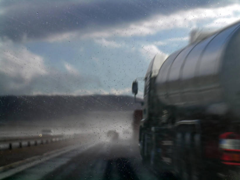 无人,栏杆,横图,室外,白天,正面,旅游,度假,美景,山,山脉,树林,植物,道路,路,公路,德国,欧洲,一辆,阴影,光线,扶手,影子,景观,山峰,云,云朵,交通,山峦,云彩,娱乐,护栏,车,树,树木,蓝色,绿色,白云,蓝天,天空,阳光,自然,交通工具,群山,天,享受,休闲,景色,放松,生长,晴朗,成长,西欧,自然风光,载具,油罐车,德意志联邦共和国,电脑税控加油车,拉油车,流动加油车,石油运输车,食用油运输车,引油槽车,运油车,装油车,晴空,马路,彩图