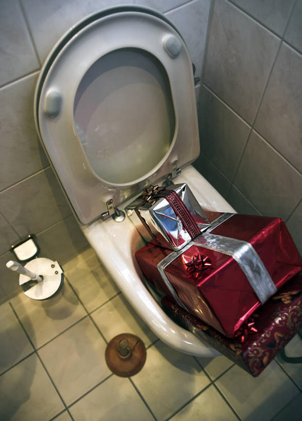 无人,竖图,俯视,室内,白天,生活用品,卫生间,洗手间,礼盒,礼物,阴影,反射,瓷砖,地砖,影子,纸,纸盒,马桶,地面,盒子,红色,包装盒,礼品盒,纸巾,日用品,座便器,礼品,卫生纸,卫浴,子孙桶,生活用纸,厕所,彩图,高角度拍摄