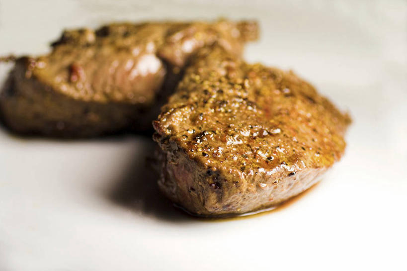 无人,横图,俯视,室内,特写,白天,烹饪,西餐,餐具,阴影,朦胧,模糊,反射,碟子,粉末,盘,影子,调味,肉,香料,佐料,牛排,牛肉,料理,食品,菜肴,美食,肉类,食物,盘子,碟,粉,西式,佳肴,枯茗,孜然,肉食,安息茴香,作料,粉状,粉剂,彩图,高角度拍摄,孜然粉