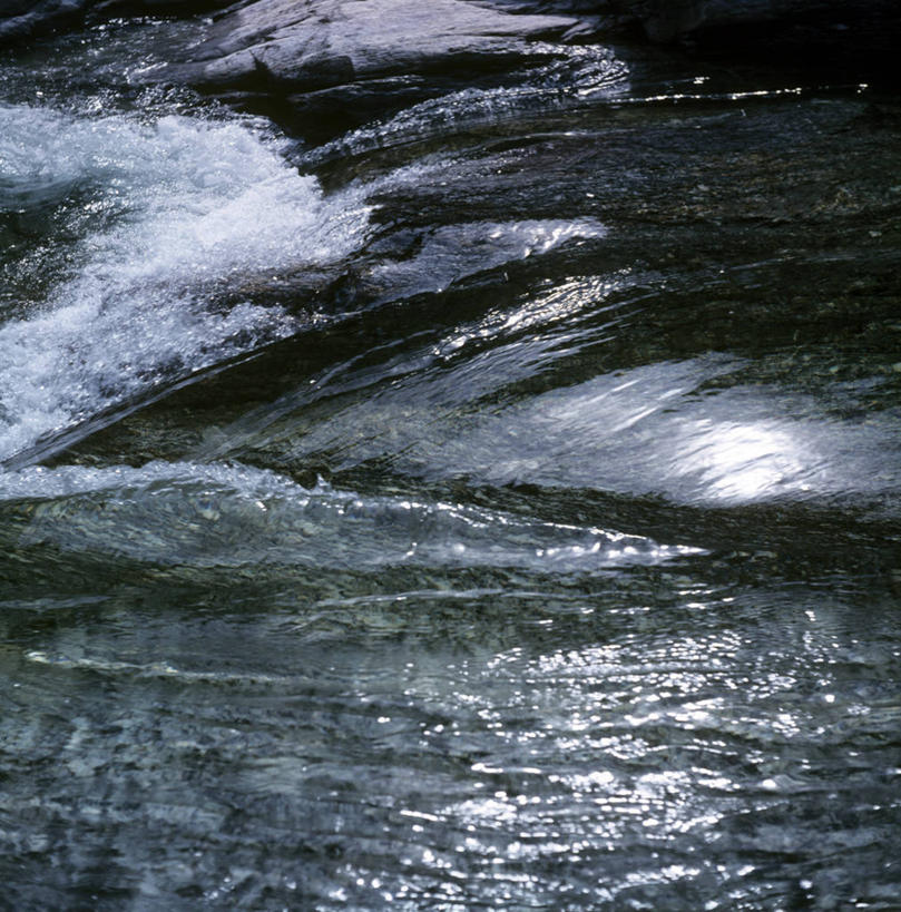 无人,竖图,俯视,室外,白天,河流,美景,水,瑞士,欧洲,阴影,波纹,光线,影子,河水,景观,水流,涟漪,水纹,阳光,自然,波浪,景色,自然风光,中欧,水晕,瑞士联邦,提契诺州,彩图,高角度拍摄