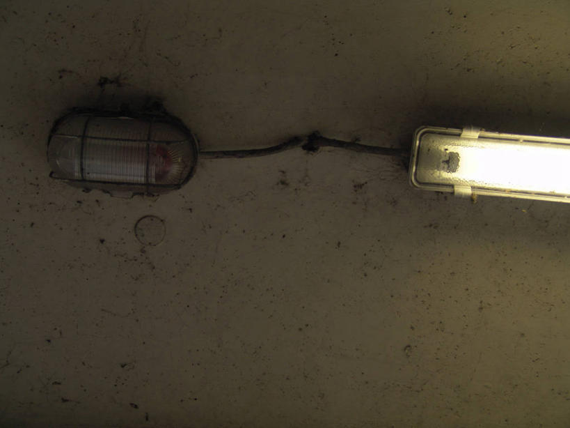 无人,横图,室内,特写,白天,仰视,静物,照明,阴影,光线,隧道,影子,墙,灯光,顶灯,墙壁,墙面,灯,灯具,照亮,照明设备,地道,彩图,低角度拍摄