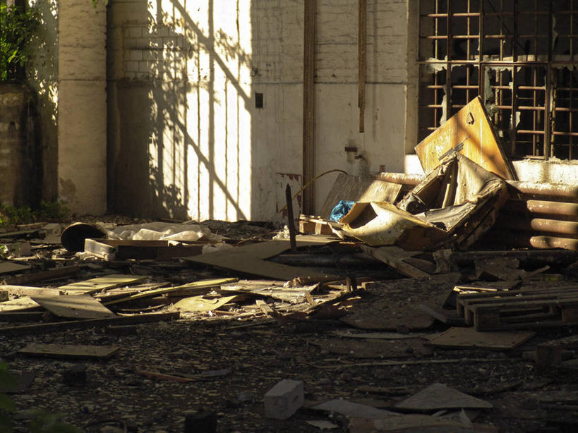 无人,工厂,横图,室内,白天,正面,植物,阴影,反射,影子,支架,墙,凌乱,架子,脚手架,墙壁,墙面,树,树木,施工,绿色,自然,肮脏,生长,成长,支撑,固定,混乱,丢弃,放弃,抛弃,邋遢,纷乱,缭乱,庞杂,龌龊,污秽,摈弃,彩图,工地,制造厂,屏弃,摈斥,摒除,稳固