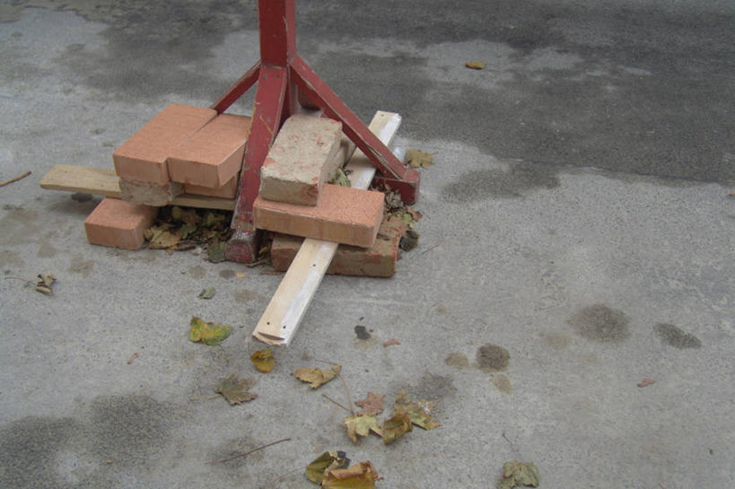 无人,横图,俯视,室外,特写,白天,建材,建筑,叶子,一堆,许多,阴影,堆叠,堆积,反射,材料,木板,木材,影子,砖,砖块,枯叶,落叶,很多,木柴,砖头,建造,红砖,木料,堆,叶,叶片,石料,彩图,高角度拍摄,砌墙砖