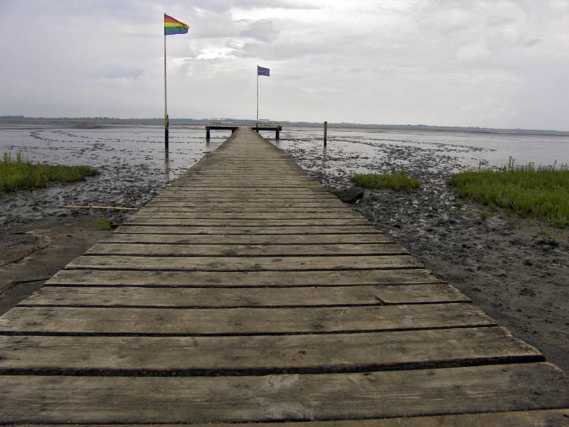 无人,码头,横图,室外,白天,正面,旅游,度假,草地,草坪,海浪,海洋,美景,沙滩,植物,港口,旗帜,德国,欧洲,荷兰,阴影,光线,沙子,影子,海岸,景观,浪花,水平线,云,云朵,辽阔,海平线,沙地,云彩,娱乐,旗子,草,蓝色,绿色,白云,蓝天,天空,阳光,自然,海水,天,享受,休闲,广阔,景色,放松,晴朗,一望无际,西欧,自然风光,海景,德意志联邦共和国,旌旗,旗号,荷兰王国,尼德兰王国,无边无际,一马平川,大海,风浪,海,海水的波动,海滩,近岸浪,涌浪,晴空,彩图,摆渡口,埠头,渡口,渡头,港湾,海港,货运码头,口岸,商港,瓦登海,水天相接,水天一线