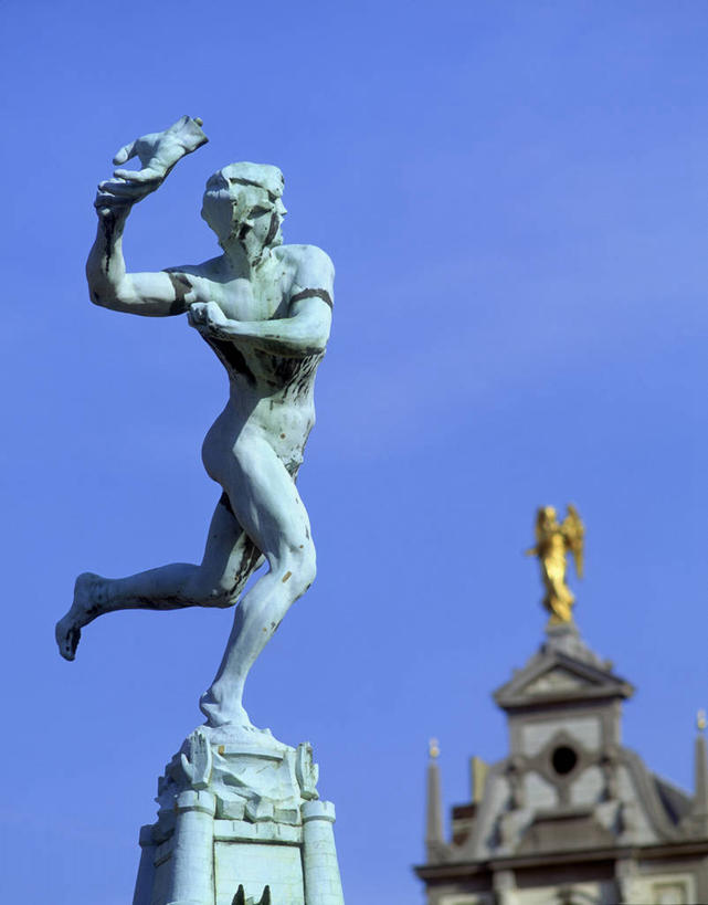 西方人,一个人,无人,教堂,站,举,竖图,室外,白天,仰视,旅游,度假,名胜古迹,标志建筑,地标,建筑,雕塑,比利时,欧洲,欧洲人,仅一个男性,仅一个人,阴影,节日,遗迹,艺术,装饰,光线,雕刻,雕像,影子,扭头,注视,古迹,文化,文物,娱乐,建设,古建筑,裸露,仅一个年轻男性,蓝色,蓝天,天空,阳光,工艺品,天,观察,看,祈祷,托,站着,转头,享受,休闲,健康,旅游胜地,放松,许愿,宗教,信仰,晴朗,观看,纪念,祈求,美术,察看,基督教,西欧,关注,天主教,主题,裸,陈列,信念,古文明,万里无云,首府,功能,美学,比利时王国,安特卫普,弗拉芒.布拉班特省,弗拉芒大区,平安,男人,男性,年轻男性,白种人,晴空,晴空万里,举起,举手,举着,向上举,向上伸,向上托,站立,彩图,低角度拍摄,全身,大教堂,礼拜堂,安特卫普省