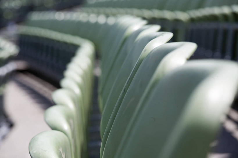 无人,体育馆,运动场,横图,室外,特写,白天,正面,静物,一排,阴影,朦胧,模糊,整齐,并列,并排,光线,影子,看台,体育场,座位,排列,绿色,阳光,队列,平行,运动馆,坐位,彩图