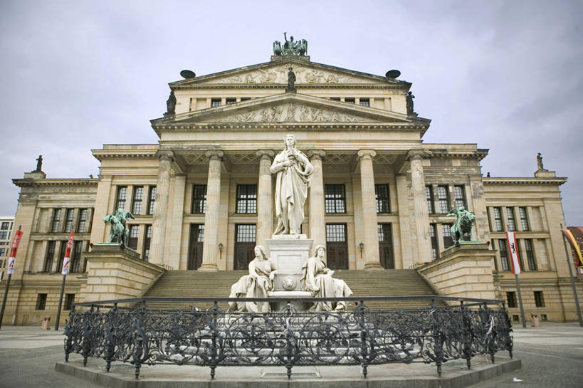 西方人,无人,三个人,家,栏杆,站,坐,横图,室外,白天,仰视,民族服装,旅游,度假,名胜古迹,楼梯,标志建筑,地标,建筑,雕塑,德国,欧洲,欧洲人,阴影,遗迹,艺术,装饰,光线,雕刻,雕像,扶手,影子,房屋,阶梯,屋子,云,云朵,公寓,首都,云彩,注视,古迹,文物,娱乐,建设,古建筑,洋房,护栏,楼房,柏林,台阶,住宅,蓝色,白云,蓝天,天空,阳光,工艺品,天,观察,看,站着,享受,休闲,旅游胜地,放松,晴朗,观看,纪念,美术,察看,西欧,关注,主题,陈列,古文明,德意志联邦共和国,功能,美学,柏林州,近卫骑兵露天市集,年轻女性,女人,女性,白种人,晴空,站立,坐着,彩图,低角度拍摄,全身,传统服装,民俗服,房子