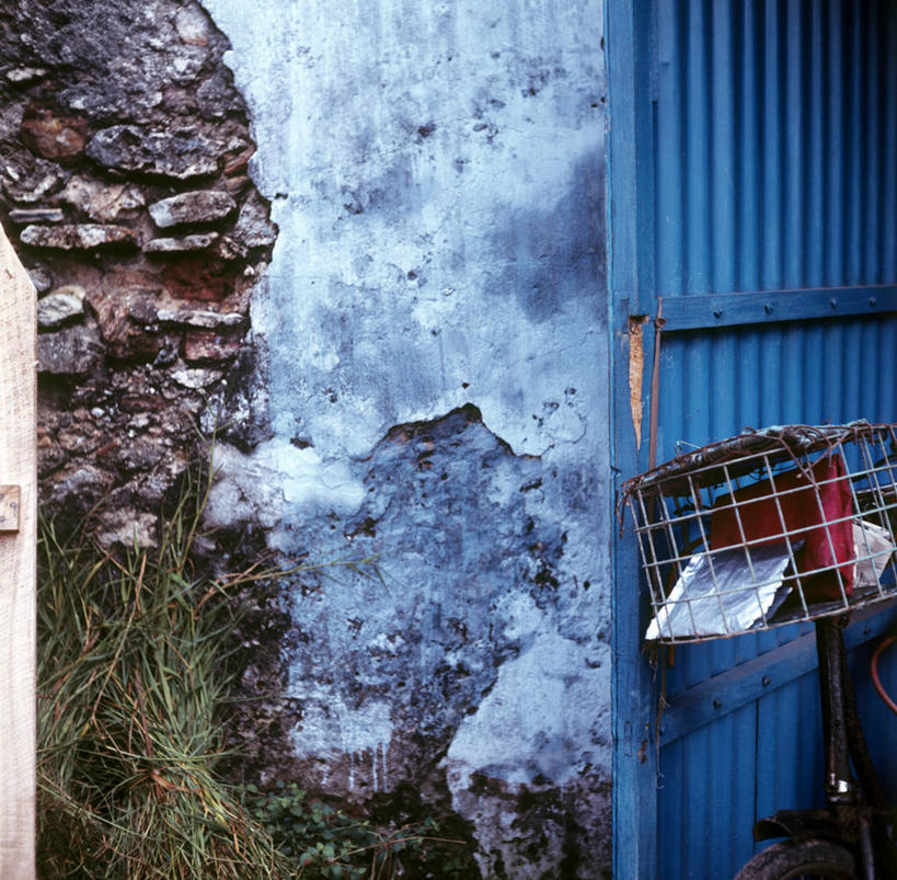 无人,横图,室外,白天,正面,石头,阴影,环保,破旧,陈旧,光线,石子,影子,墙,青苔,苔藓,垃圾桶,墙壁,墙面,阳光,容器,能源,储藏,垃圾箱,回收,资源,储存,残破,利用,低碳,循环,持续,石块,岩石,彩图,贮存