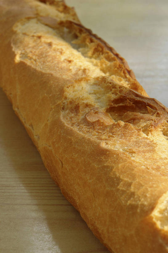 点心,面包,无人,竖图,俯视,室内,特写,白天,餐桌,桌子,阴影,朦胧,模糊,反射,影子,食品,面点,法国面包,食物,糕点,一个,单个,餐台,法棍,长棍面包,法式长棍面包,彩图,高角度拍摄