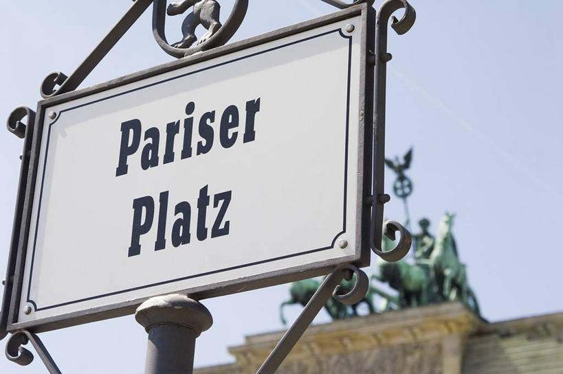 无人,横图,室外,特写,白天,仰视,度假,美景,植物,城市风光,城市,指示牌,欧洲,克罗地亚,阴影,光线,英文,标志,路标,文字,影子,字符,字母,景观,娱乐,标识,路牌,树,树木,蓝色,绿色,蓝天,天空,阳光,自然,天,享受,休闲,景色,放松,生长,晴朗,成长,英文字母,万里无云,首府,克罗地亚共和国,斯普利特,斯普利特.达尔马提亚县,晴空,晴空万里,彩图,低角度拍摄