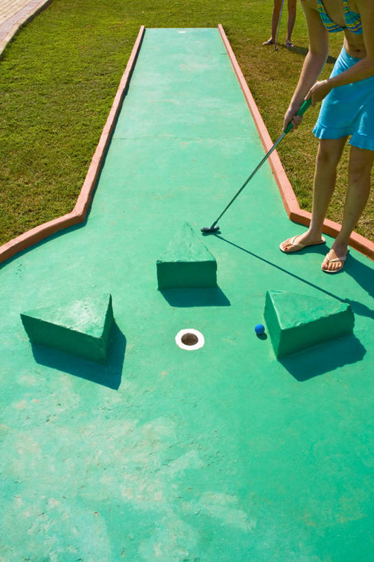 西方人,两个人,伙伴,朋友,站,竖图,俯视,室外,白天,泳装,比基尼,友谊,草地,草坪,植物,欧洲,欧洲人,弯腰,握,阴影,光线,高尔夫,高尔夫球,影子,洞,拿,拿着,草,绿色,阳光,垫子,站着,握着,洞穴,高尔夫球杆,高尔夫运动,高尔夫球具,穴,弯身,友情,高尔夫球运动,年轻女性,女人,女性,白种人,站立,半身,彩图,高角度拍摄,三点式,泳衣,打击垫,高尔夫打击垫,高尔夫挥杆垫,挥杆垫