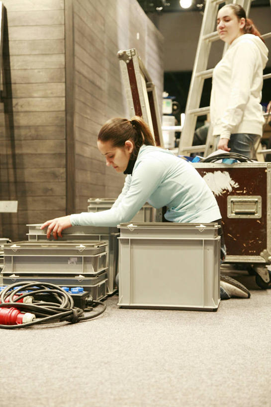 西方人,两个人,伙伴,朋友,电工,站,跪,笑,攀登,微笑,竖图,室内,白天,仰视,友谊,照明,欧洲,欧洲人,一堆,许多,阴影,堆叠,堆积,服装,光线,梯子,影子,塑料,阶梯,墙,灯光,很多,扭头,注视,休闲装,顶灯,墙壁,墙面,灯,盒子,工人,衣服,容器,塑料制品,灯具,低头,扶,观察,看,站着,转头,休闲,休闲服,爬,服饰,观看,上升,储藏,堆,电钻,照亮,察看,扶着,照明设备,储存,关注,人字梯,手电钻,电动工具,登高,友情,年轻女性,女人,女性,白种人,员工,跪着,攀爬,站立,彩图,低角度拍摄,全身,匠人,劳动者,体力工,贮存