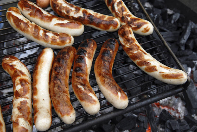 无人,横图,俯视,室外,特写,白天,烧烤,金属制品,一排,许多,阴影,整齐,光线,纹路,金属,纹理,影子,香肠,烤架,腊肠,烤肉,很多,木炭,排列,阳光,铁架,能源,燃料,队列,能量,肌理,煤矿,矿业,化石燃料,柴炭,彩图,高角度拍摄