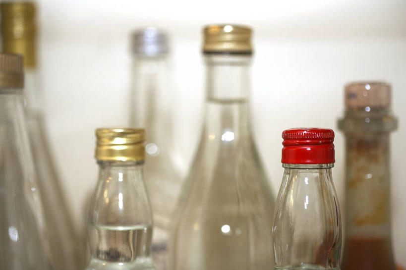 无人,横图,俯视,室内,特写,白天,许多,朦胧,模糊,很多,玻璃制品,酒瓶,排列,玻璃瓶,瓶子,摆列,彩图,高角度拍摄,布列,分列