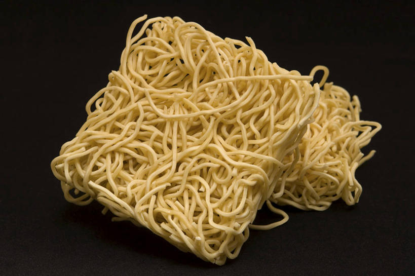 面食,面条,无人,横图,俯视,室内,特写,白天,黑色背景,环绕,缠绕,纹路,纹理,面,食品,食物,两个,黄色,摄影,影棚,便利,纠缠,方便面,泡面,肌理,快捷,即食面,快熟面,速食面,方便,彩图,高角度拍摄,影棚拍摄,拍摄