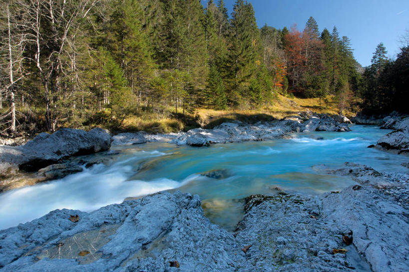 无人,横图,室外,白天,正面,旅游,度假,河流,石头,美景,山,山脉,树林,水,植物,奥地利,欧洲,阿尔卑斯山,阴影,光线,纹路,石子,纹理,影子,河水,景观,山峰,水流,山峦,娱乐,树,树木,蓝色,绿色,蓝天,天空,阳光,自然,群山,天,享受,休闲,景色,放松,生长,晴朗,成长,自然风光,中欧,阿尔卑斯山脉,万里无云,肌理,奥地利共和国,蒂罗尔,蒂罗尔州,石块,岩石,晴空,晴空万里,彩图,卡尔文德尔山脉