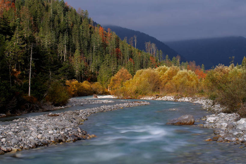 无人,横图,室外,白天,正面,旅游,度假,河流,石头,美景,山,山脉,树林,水,植物,奥地利,欧洲,阿尔卑斯山,阴影,光线,纹路,石子,纹理,影子,河水,景观,山峰,水流,云,云朵,山峦,云彩,娱乐,树,树木,蓝色,绿色,白云,蓝天,天空,阳光,自然,群山,天,享受,休闲,景色,放松,生长,晴朗,成长,自然风光,中欧,阿尔卑斯山脉,肌理,奥地利共和国,蒂罗尔,蒂罗尔州,石块,岩石,晴空,彩图,卡尔文德尔山脉