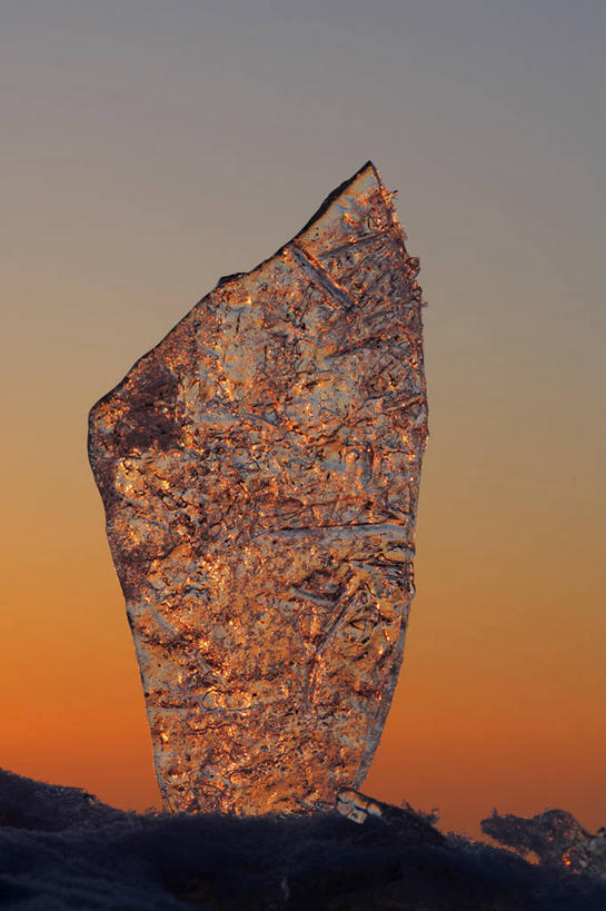 无人,竖图,室外,特写,白天,仰视,美景,日落,雪,大雪,欧洲,吊挂,悬挂,阴影,朦胧,模糊,清澈,光线,纹路,纹理,影子,冰,积雪,景观,晚霞,霞光,雪景,冬季,冬天,落日,冰块,冰柱,挂,阳光,自然,黄昏,景色,彩霞,寒冷,淡水湖,冰冷,自然风光,肌理,严寒,冰凉,酷寒,凛冽,凛凛,极冷,夕照,薄暮,清亮,博登湖,康斯坦茨湖,夕阳,彩图,低角度拍摄,傍晚,斜阳