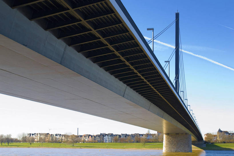 无人,家,横图,室外,白天,仰视,旅游,度假,草地,草坪,河流,水,植物,标志建筑,地标,建筑,路灯,照明,德国,欧洲,阴影,光线,影子,房屋,屋子,河水,水流,桥,灯光,娱乐,建设,楼房,住宅,灯,草,树,树木,蓝色,绿色,蓝天,天空,阳光,自然,天,享受,休闲,旅游胜地,放松,吊桥,生长,晴朗,成长,人行桥,悬索桥,照亮,照明设备,西欧,吊杆,万里无云,德意志联邦共和国,北威州,锚锭,悬索,北莱茵.威斯特法伦州,晴空,晴空万里,彩图,低角度拍摄,房子,杜塞尔多夫行政区