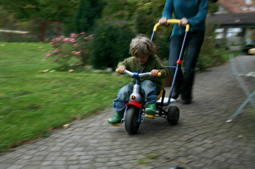西方人,儿童,中年人,两个人,家庭,母亲,儿子,站,坐,横图,室外,白天,正面,纯洁,草地,草坪,植物,道路,路,欧洲,欧洲人,握,阴影,服装,朦胧,模糊,盛开,光线,影子,小路,三轮车,交通,花蕾,注视,休闲装,车,脚踏车,草,花,花瓣,花朵,鲜花,树,树木,小孩,衣服,绿色,阳光,自然,交通工具,花苞,花蕊,低头,观察,看,站着,休闲,温暖,温馨,母子,一家人,休闲服,可爱,母爱,童年,童趣,握着,服饰,生长,成长,观看,和睦,察看,关注,载具,儿童车,童真,烂漫,无邪,天真,男孩,女人,女性,中年女性,白种人,孩子,站立,坐着,半身,彩图,儿童三轮车,融洽,男生